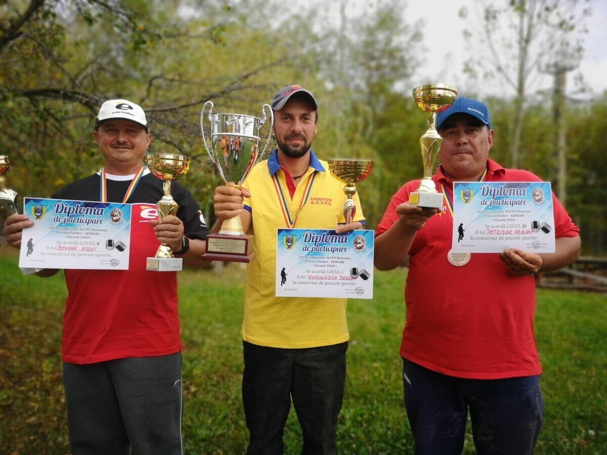 Super  pescari de stationar:   Benzar Zsolt, Vuculeascu Bogdan, Adrian Petriso si cupele de la un concurs national de pescuit 